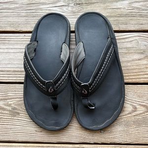 OluKai brand men’s black flip flop sandals size 12